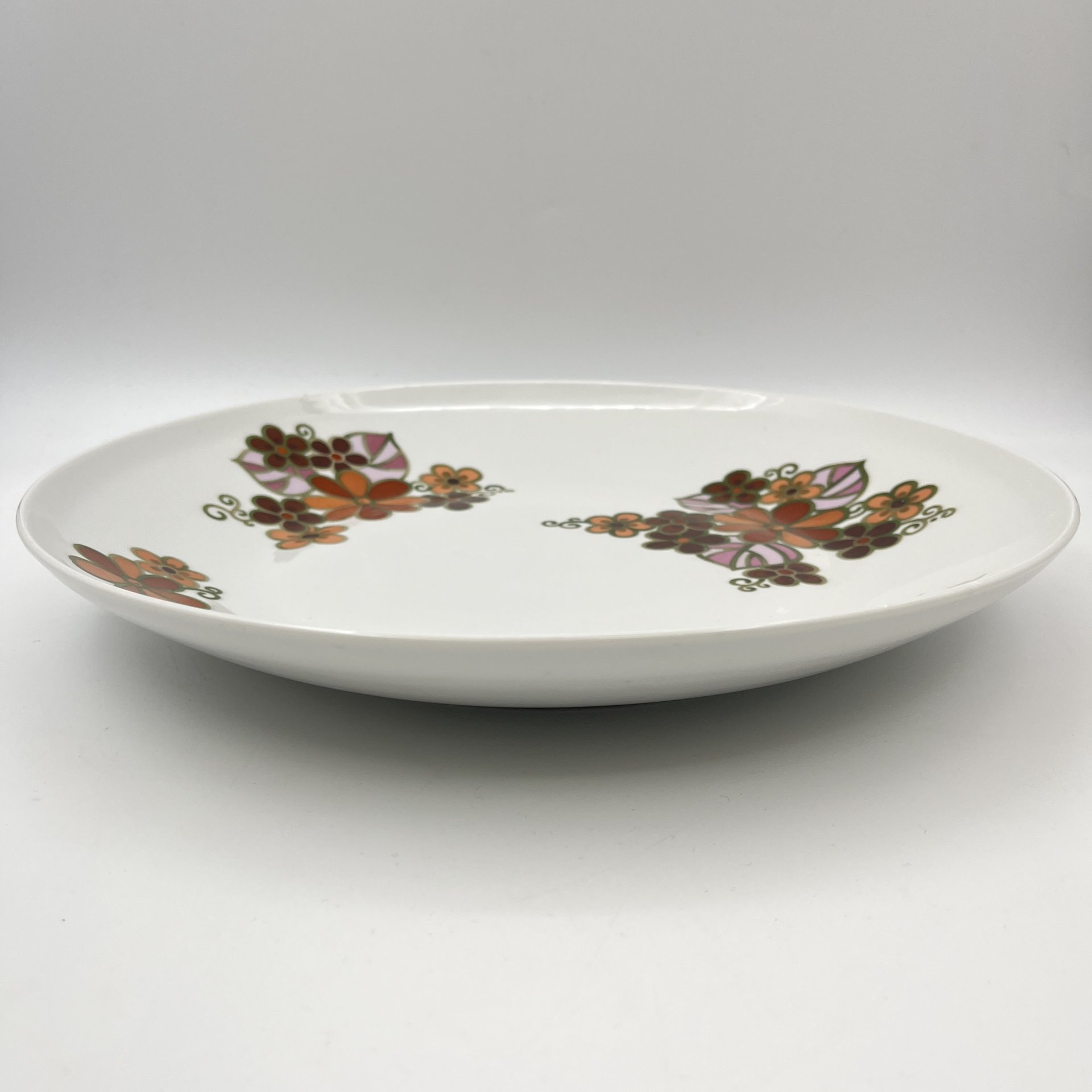 Блюдо, украшенное цветочным декором