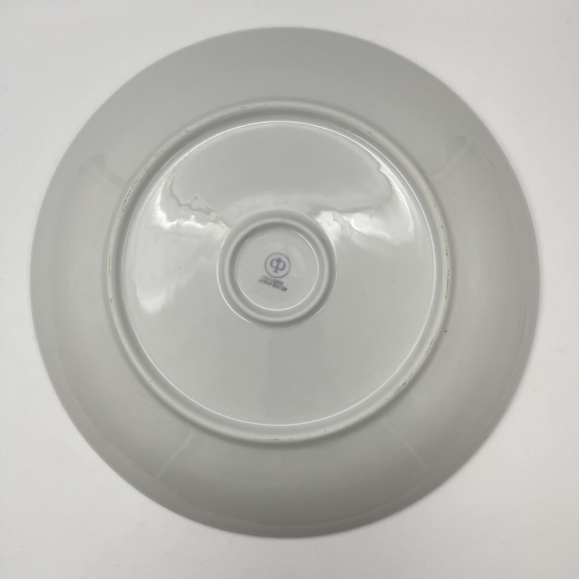 Блюдо, украшенное цветочным декором