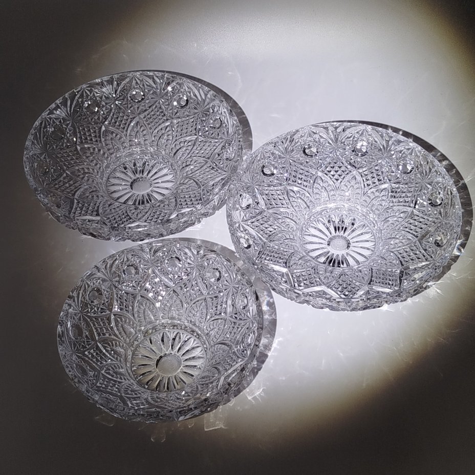 Набор из 3-х салатников (сервировочных блюд) разных размеров, украшенных рельефным декором