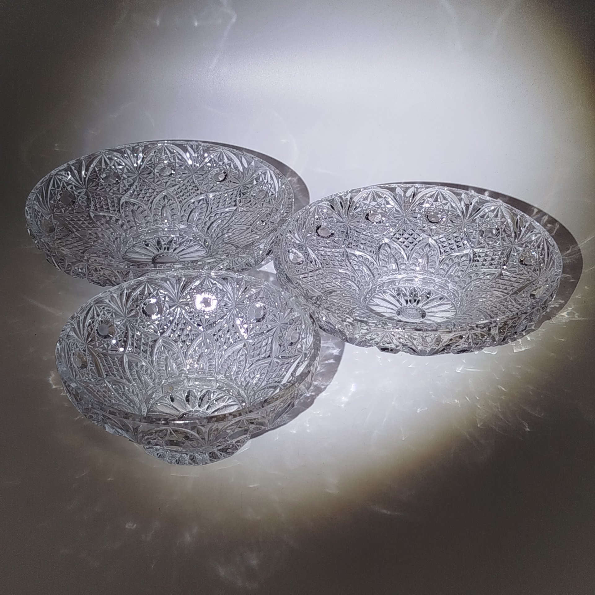 Набор из 3-х салатников (сервировочных блюд) разных размеров, украшенных рельефным декором