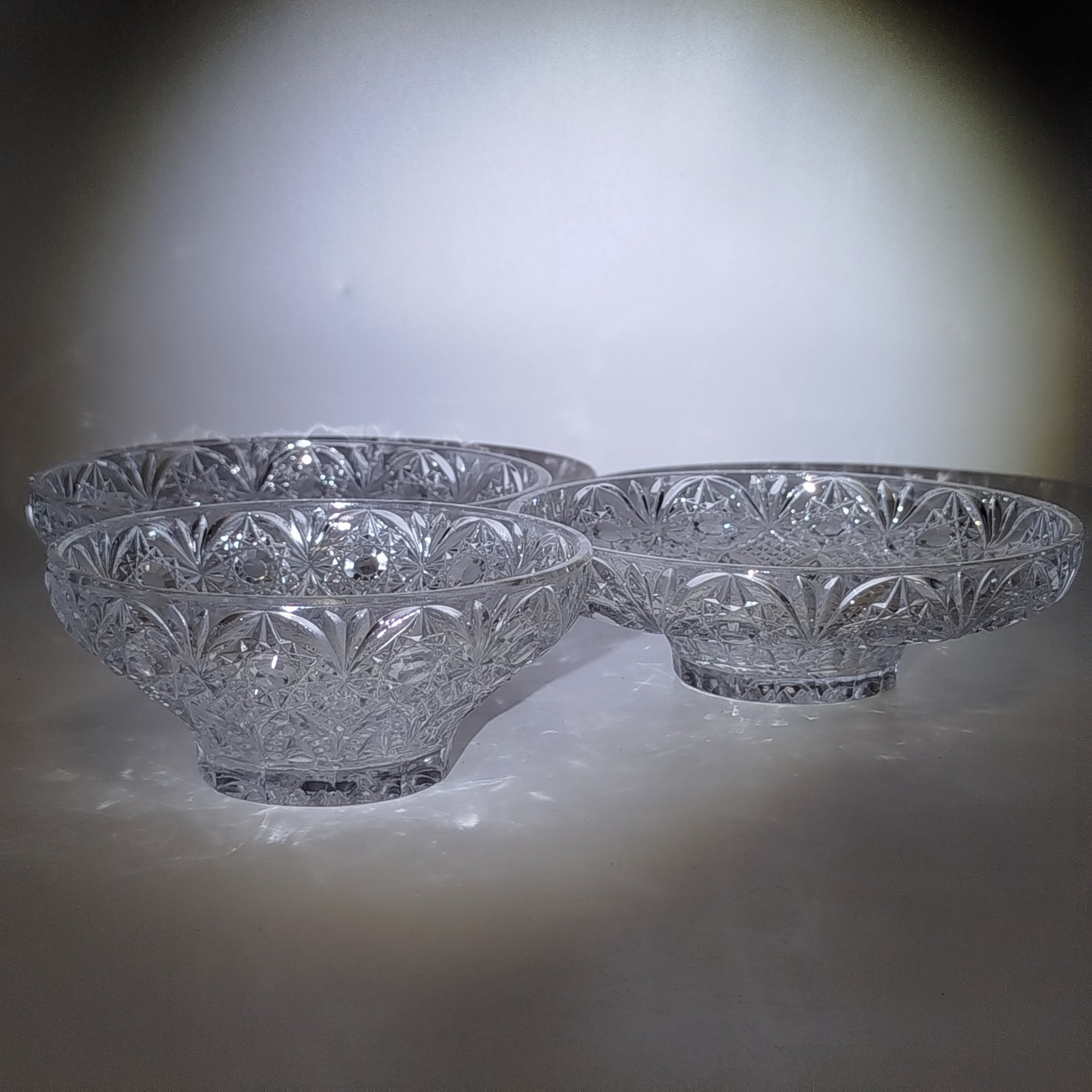 Набор из 3-х салатников (сервировочных блюд) разных размеров, украшенных рельефным декором