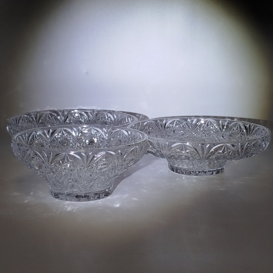 Набор из 3-х салатников (сервировочных блюд) разных размеров, украшенных рельефным декором