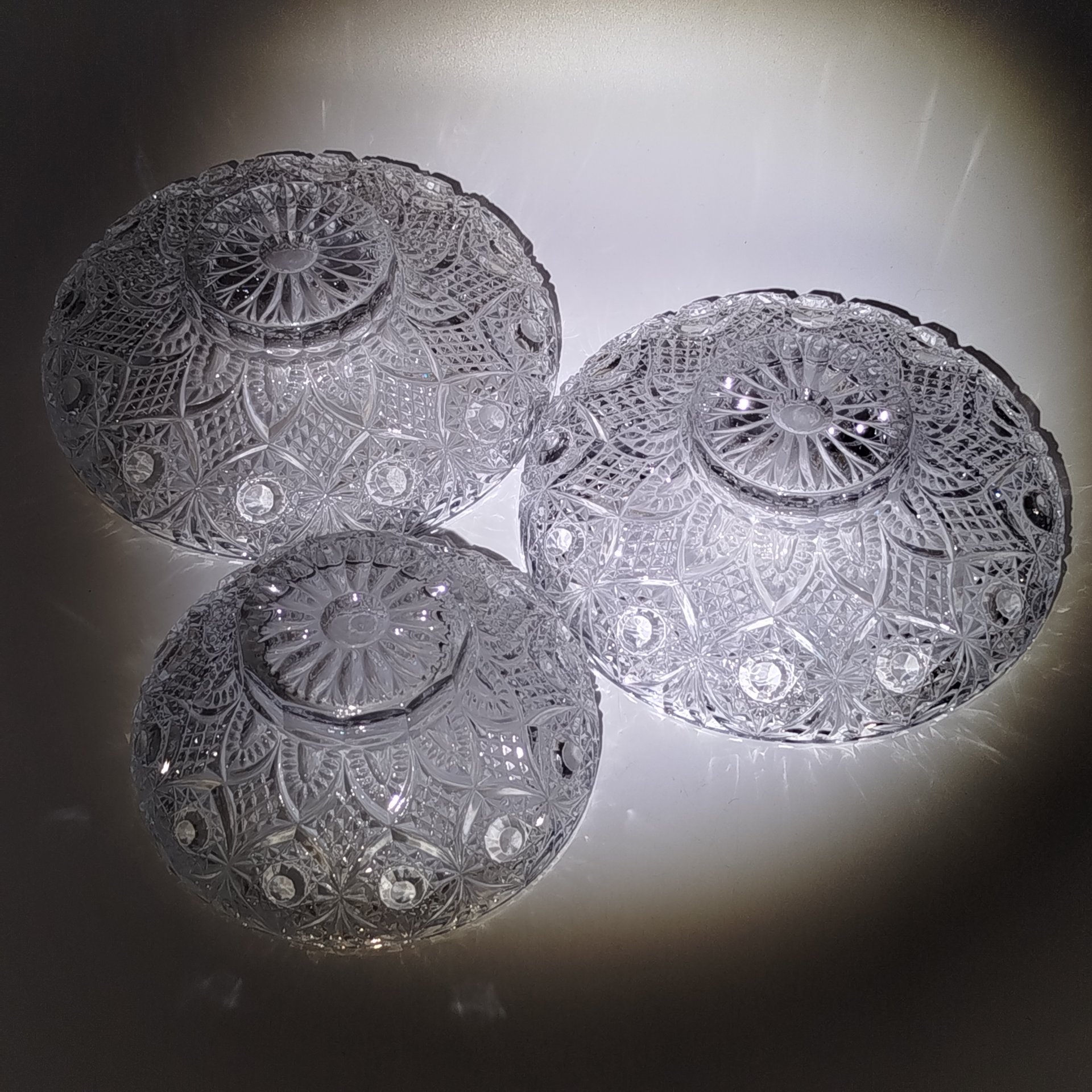 Набор из 3-х салатников (сервировочных блюд) разных размеров, украшенных рельефным декором