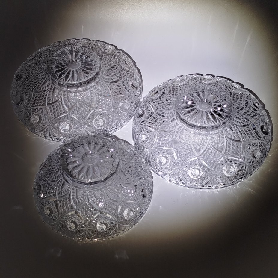 Набор из 3-х салатников (сервировочных блюд) разных размеров, украшенных рельефным декором