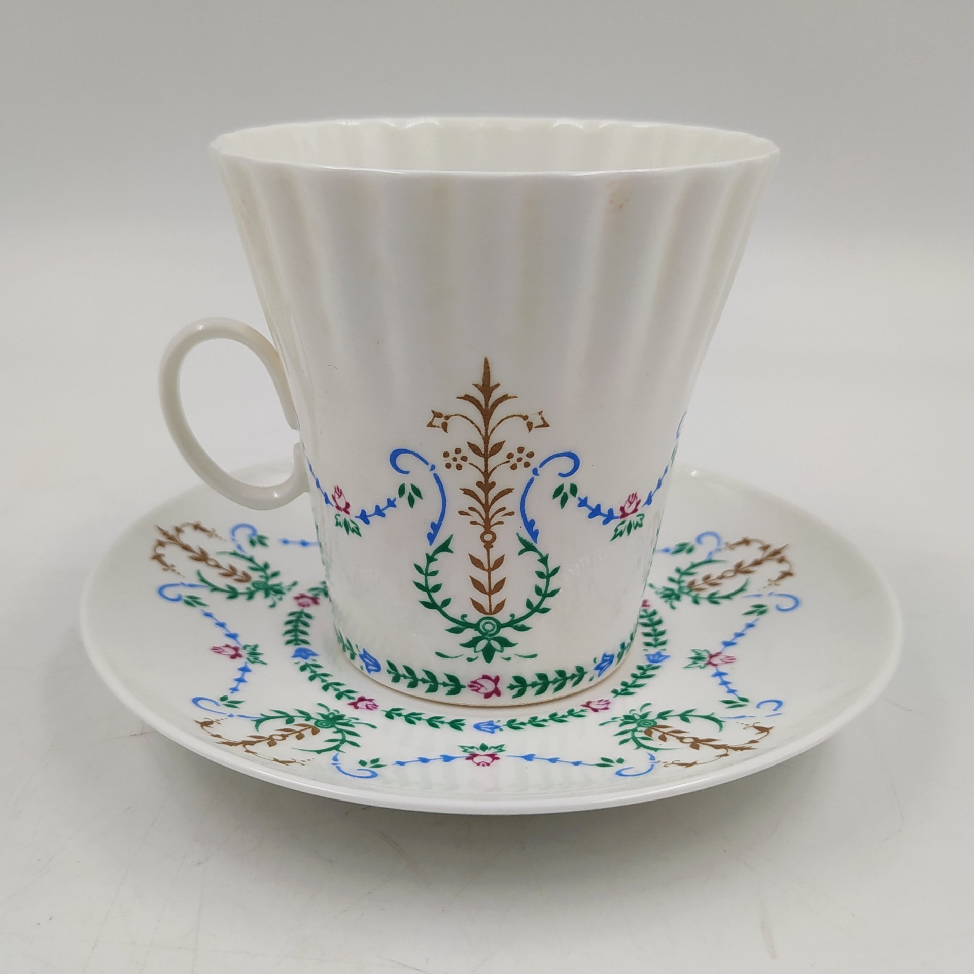 Пара кофейная с растительным декором (форма "Одуванчик"), фарфор, деколь, золочение, Ленинградский фарфоровый завод (ЛФЗ), СССР, 1970-1992 гг.