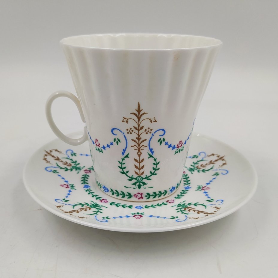Пара кофейная с растительным декором (форма "Одуванчик"), фарфор, деколь, золочение, Ленинградский фарфоровый завод (ЛФЗ), СССР, 1970-1992 гг.