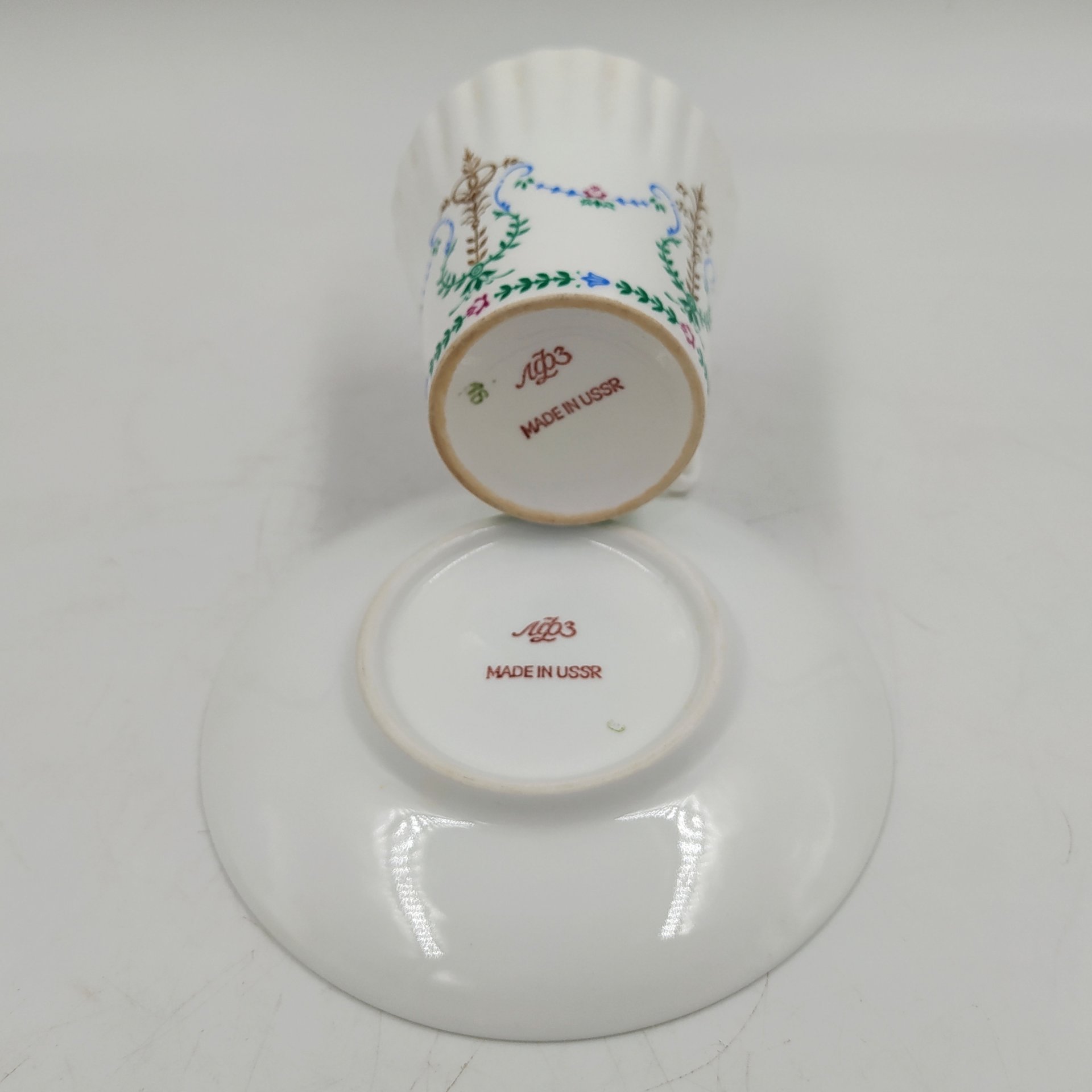 Пара кофейная с растительным декором (форма "Одуванчик"), фарфор, деколь, золочение, Ленинградский фарфоровый завод (ЛФЗ), СССР, 1970-1992 гг.