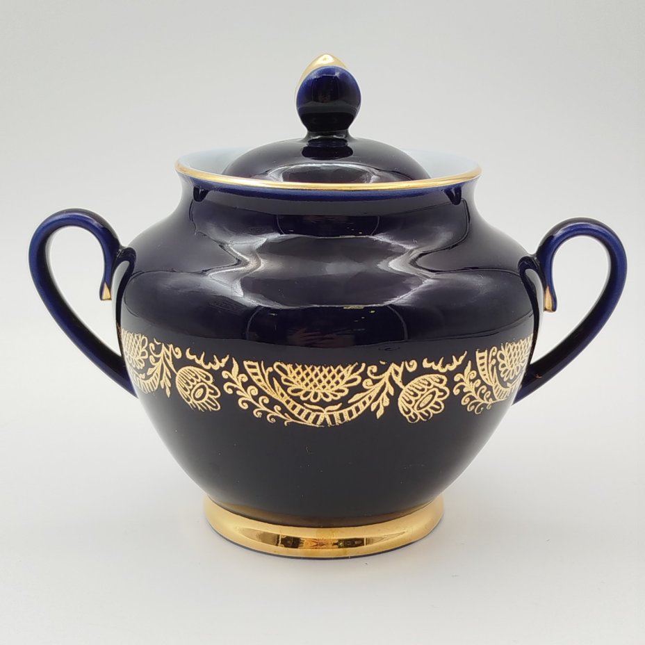 Сахарница "Золотой фриз", автор формы С. Е. Яковлева, автор рисунка К. Г. Косенкова