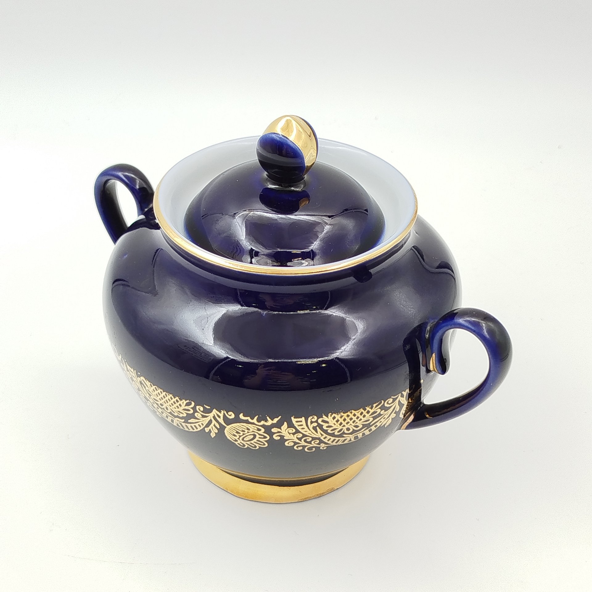 Сахарница "Золотой фриз", автор формы С. Е. Яковлева, автор рисунка К. Г. Косенкова