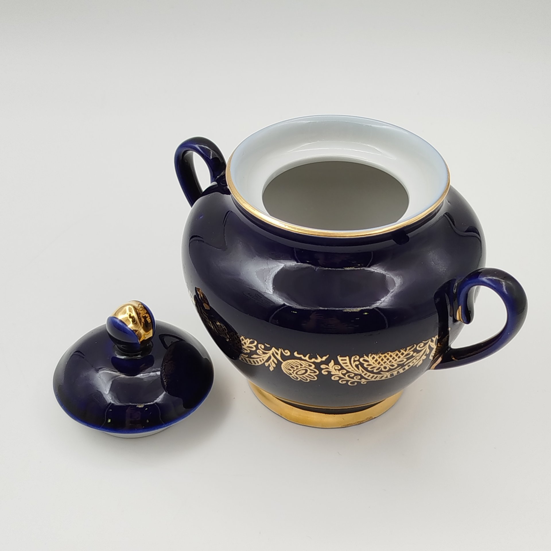 Сахарница "Золотой фриз", автор формы С. Е. Яковлева, автор рисунка К. Г. Косенкова