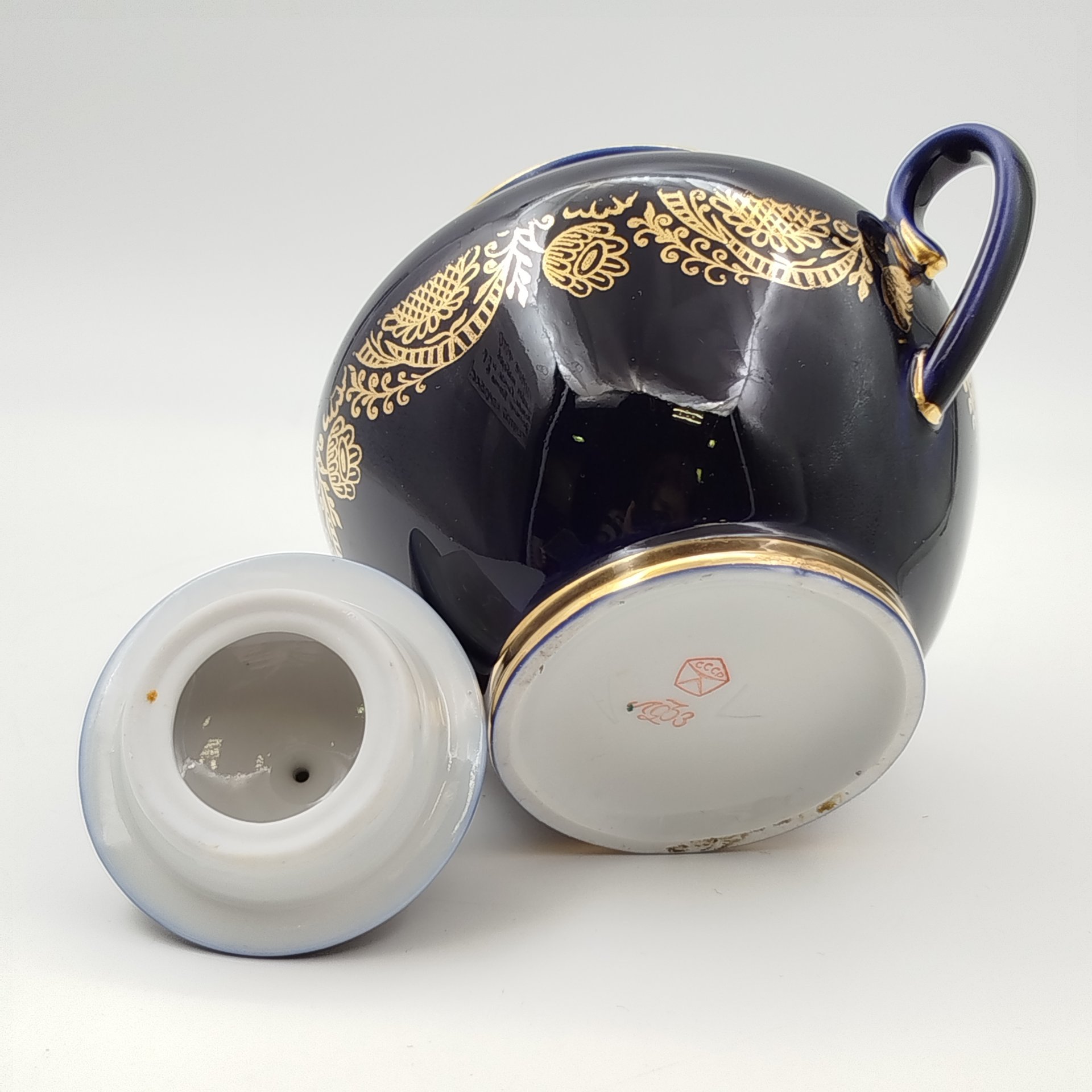 Сахарница "Золотой фриз", автор формы С. Е. Яковлева, автор рисунка К. Г. Косенкова