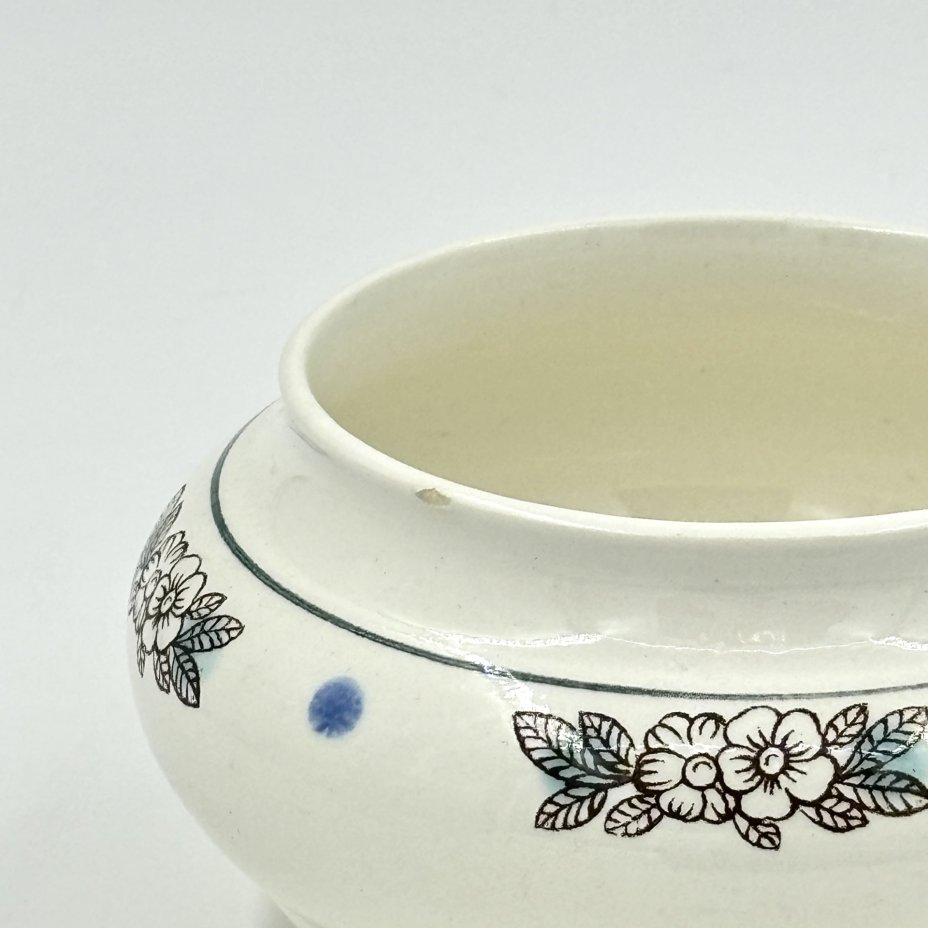 Сахарница, декорированная цветочным узором, Конаковский фаянсовый завод им. М.И. Калинина (ЗиК Конаково)