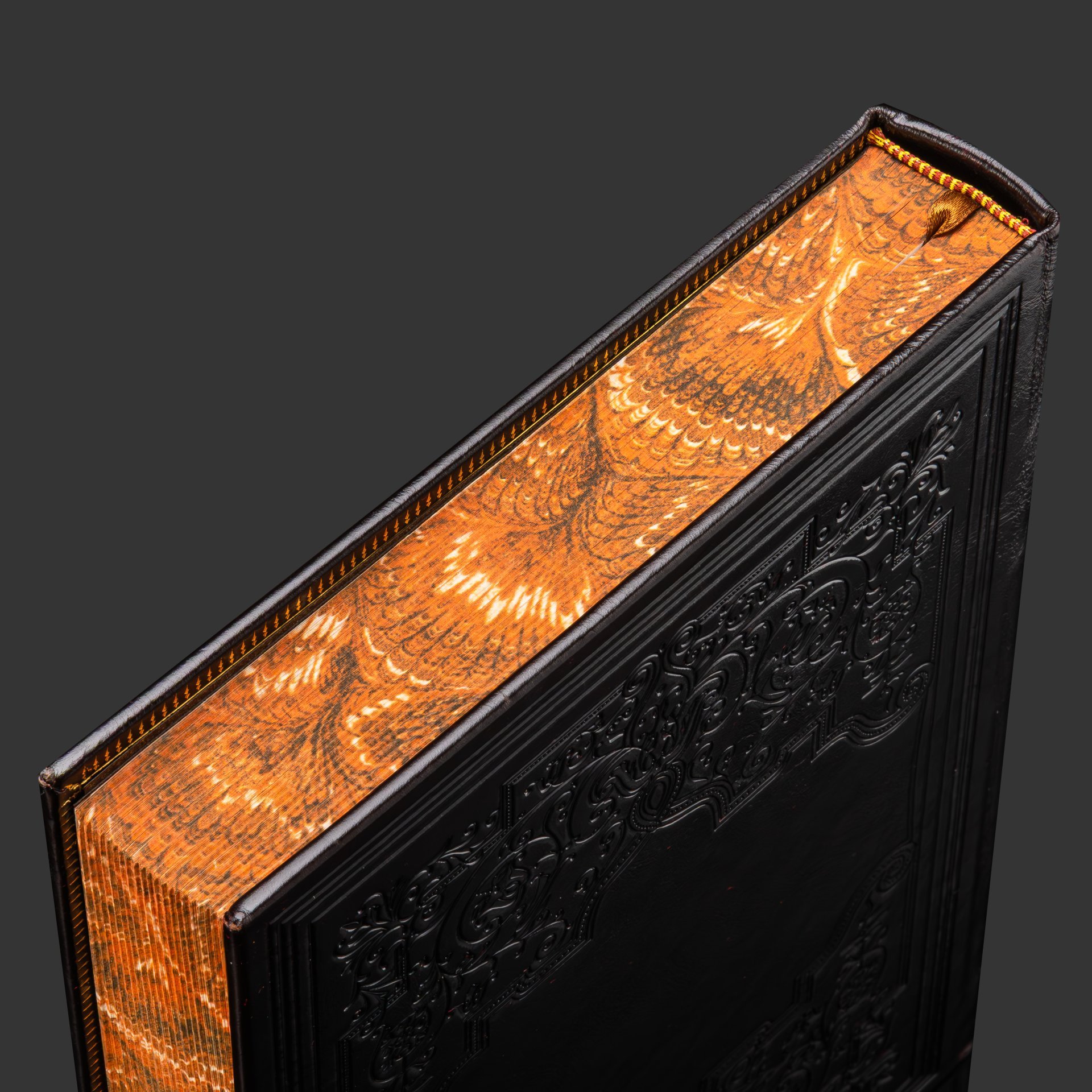 Книга в кожаном переплете "История русской музыки", бумага, кожаный переплет, тиснение, золочение, обрез с принтом, в бархатной подарочной упаковке, Российская Федерация, 2025 г.