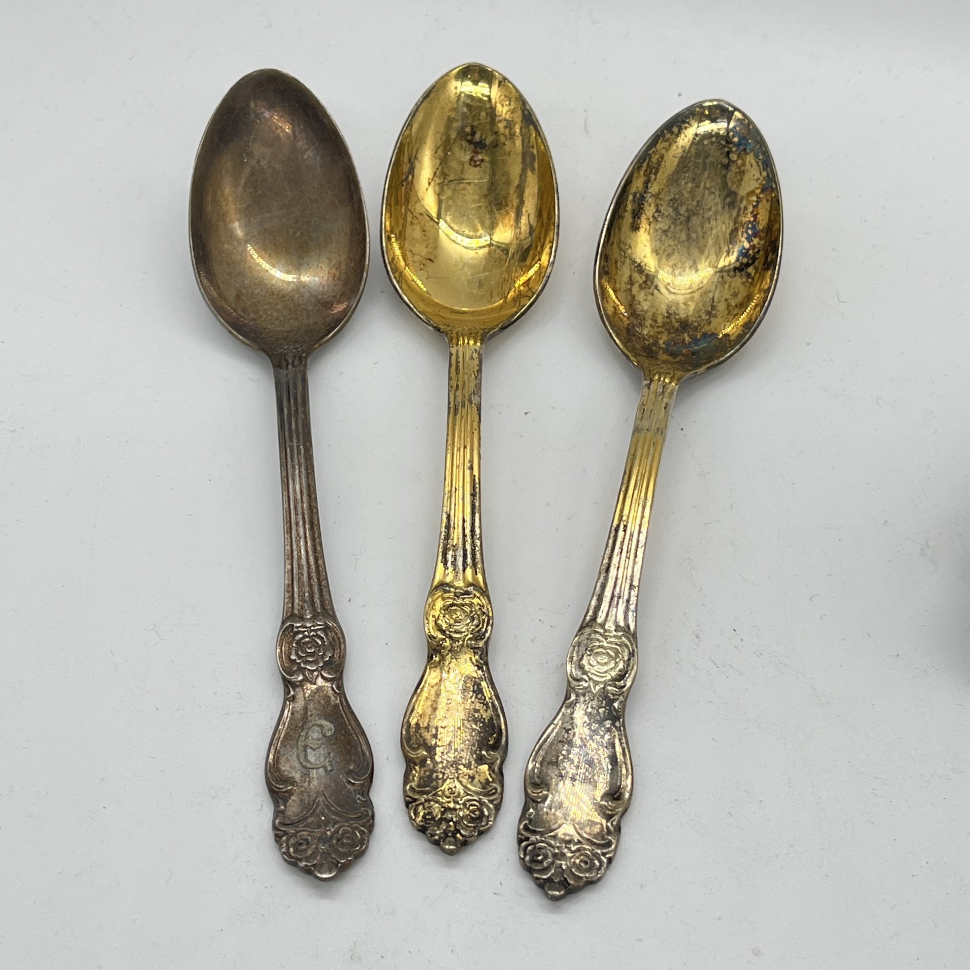 Набор из 3 десертных ложек с цветочным фигурным декором на ручках, мНЦ (медь-никель-цинк), Кольчугинский завод цветных металлов, СССР, 1960-1980 гг.