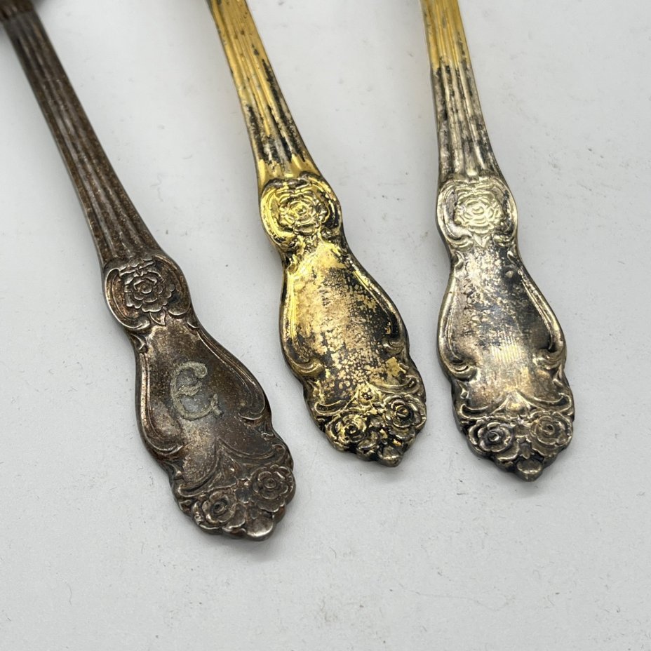 Набор из 3 десертных ложек с цветочным фигурным декором на ручках, мНЦ (медь-никель-цинк), Кольчугинский завод цветных металлов, СССР, 1960-1980 гг.