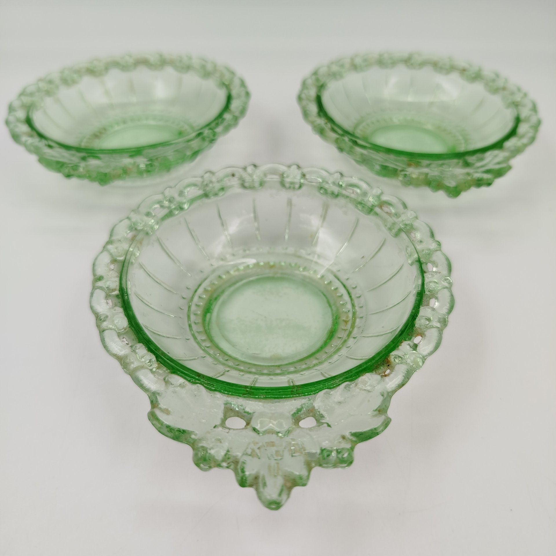 Комплект розеток на три персоны из десертного сервиза "Ажурный" в зеленом оттенке, автор Н. Тарковская, стекло, Стекольный завод имени Первого коммунистического добровольческого отряда (1 КДО), СССР, 1950-1960 гг.