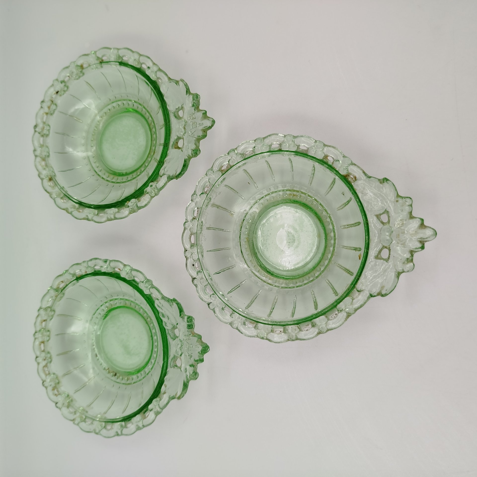 Комплект розеток на три персоны из десертного сервиза "Ажурный" в зеленом оттенке, автор Н. Тарковская, стекло, Стекольный завод имени Первого коммунистического добровольческого отряда (1 КДО), СССР, 1950-1960 гг.
