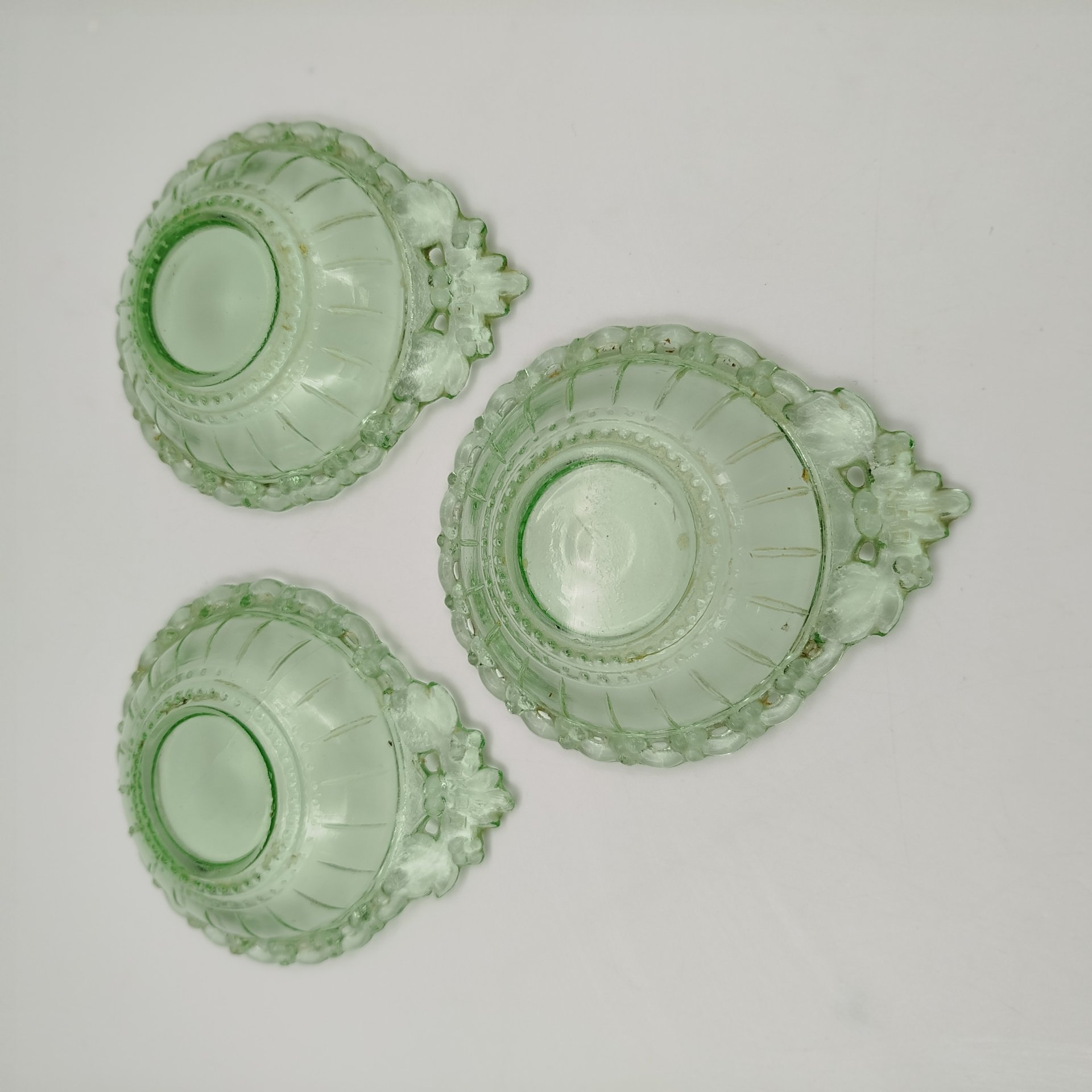 Комплект розеток на три персоны из десертного сервиза "Ажурный" в зеленом оттенке, автор Н. Тарковская, стекло, Стекольный завод имени Первого коммунистического добровольческого отряда (1 КДО), СССР, 1950-1960 гг.