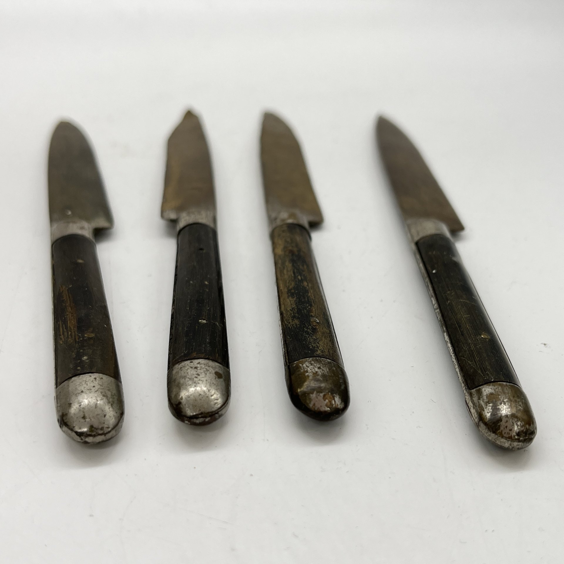 Набор из 4 фруктовых ножей с деревянными рукоятями, латунь, серебрение, дерево, Германия, 1910-1930 гг.