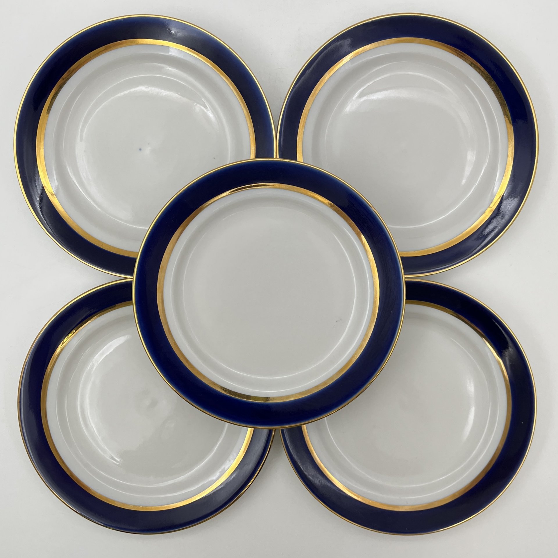 Набор из 5-ти закусочных тарелок, украшенных ленточным декором, фарфор, крытье, золочение, Дулевский фарфоровый завод (Дулёво), СССР, 1989 г.