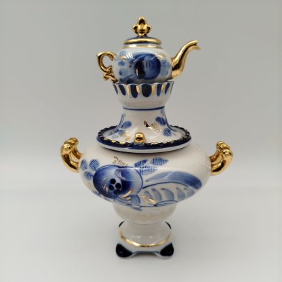 Статуэтка "Самовар с заварочным чайником", фарфор, роспись, золочение, Объединение «Гжель», СССР, 1986-1991 гг.