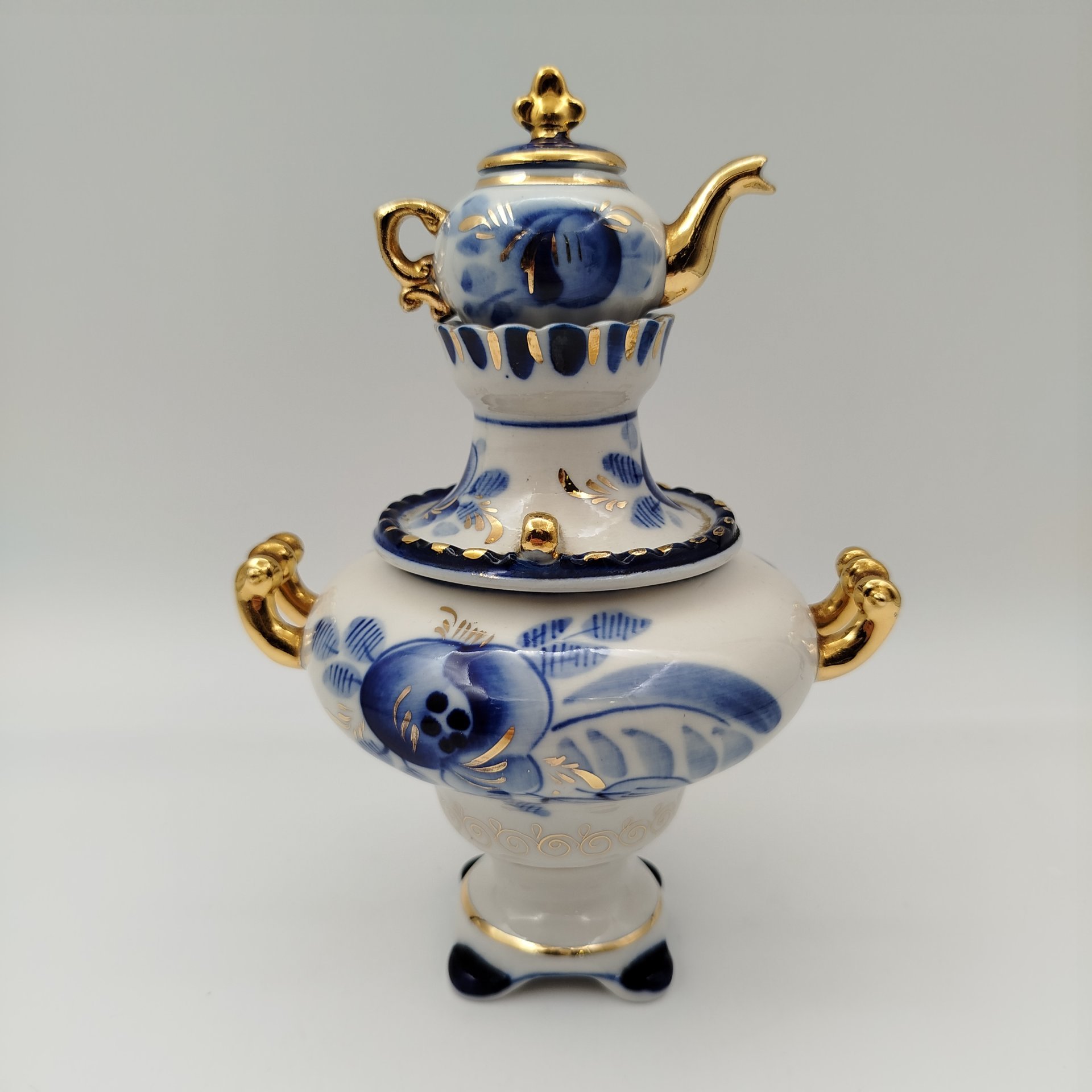Статуэтка "Самовар с заварочным чайником", фарфор, роспись, золочение, Объединение «Гжель», СССР, 1986-1991 гг.