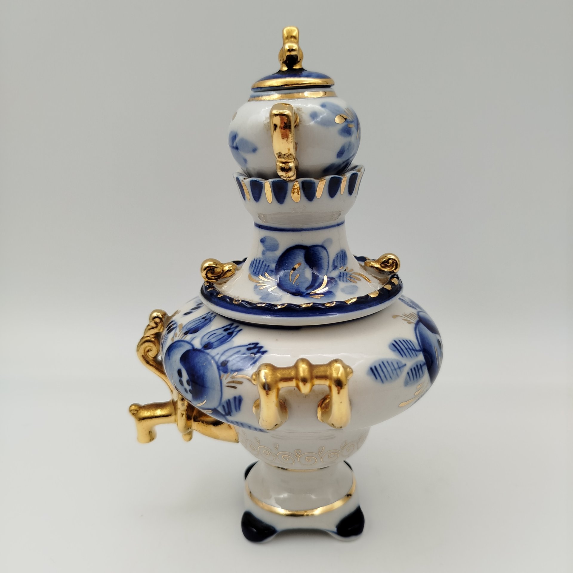 Статуэтка "Самовар с заварочным чайником", фарфор, роспись, золочение, Объединение «Гжель», СССР, 1986-1991 гг.