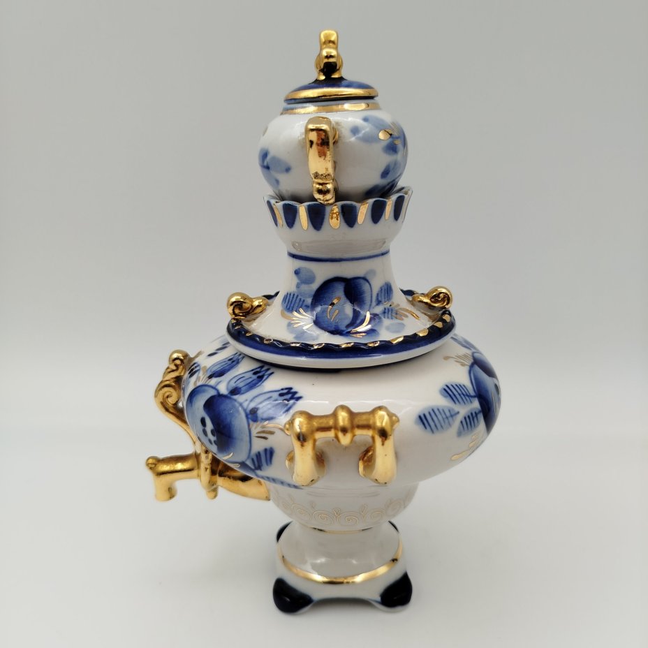 Статуэтка "Самовар с заварочным чайником", фарфор, роспись, золочение, Объединение «Гжель», СССР, 1986-1991 гг.