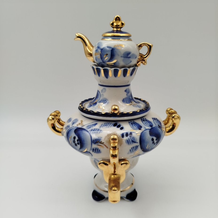 Статуэтка "Самовар с заварочным чайником", фарфор, роспись, золочение, Объединение «Гжель», СССР, 1986-1991 гг.