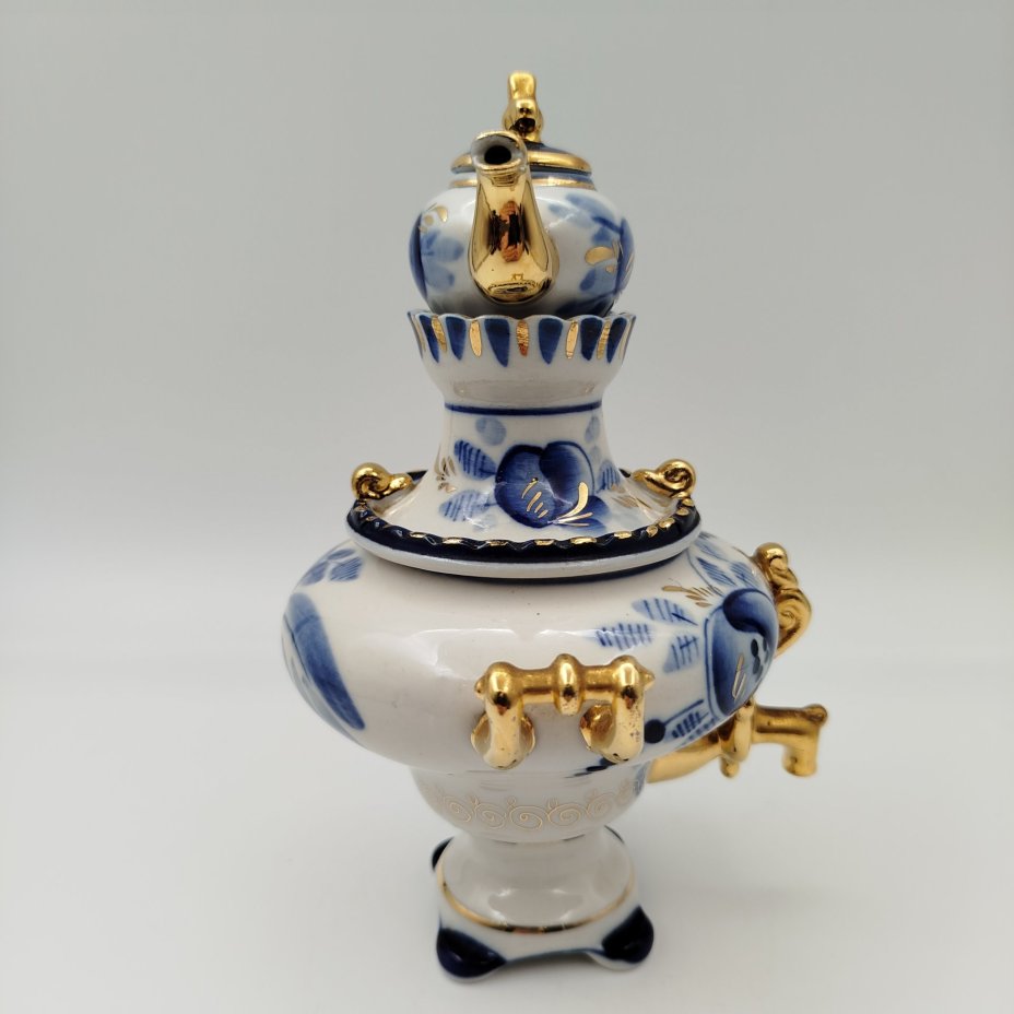Статуэтка "Самовар с заварочным чайником", фарфор, роспись, золочение, Объединение «Гжель», СССР, 1986-1991 гг.
