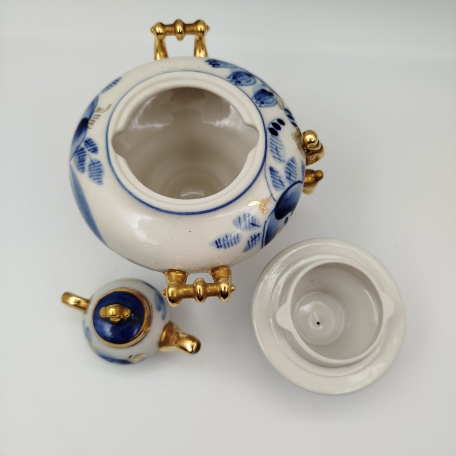 Статуэтка "Самовар с заварочным чайником", фарфор, роспись, золочение, Объединение «Гжель», СССР, 1986-1991 гг.