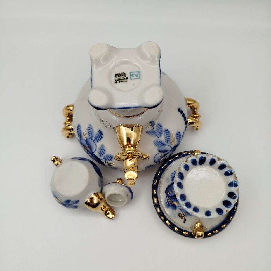 Статуэтка "Самовар с заварочным чайником", фарфор, роспись, золочение, Объединение «Гжель», СССР, 1986-1991 гг.