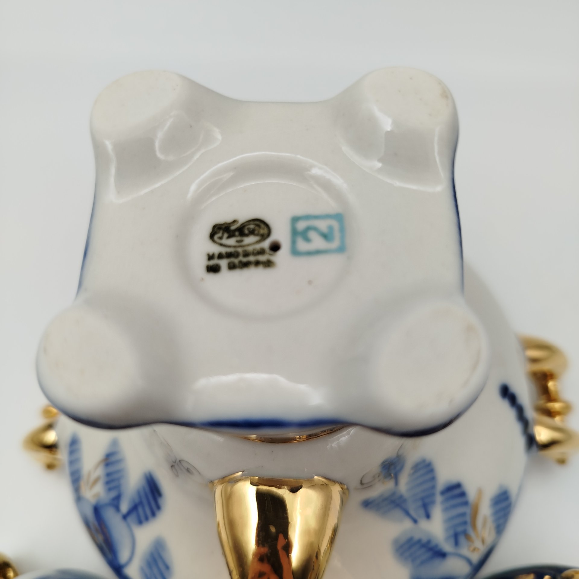 Статуэтка "Самовар с заварочным чайником", фарфор, роспись, золочение, Объединение «Гжель», СССР, 1986-1991 гг.