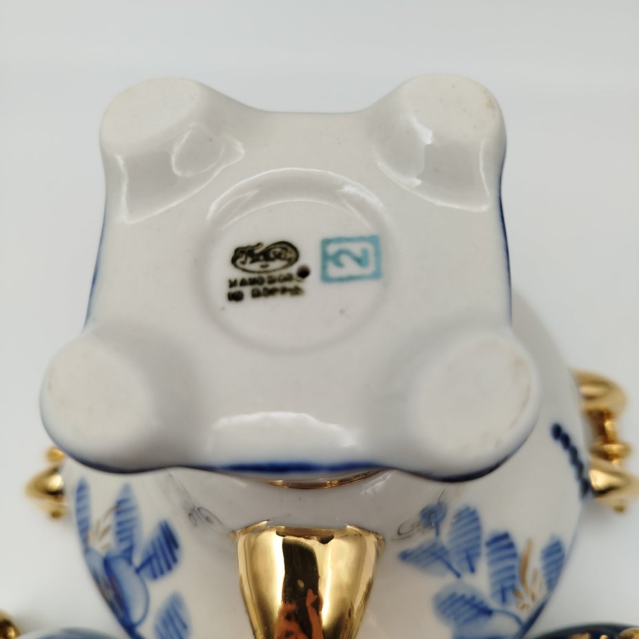 Статуэтка "Самовар с заварочным чайником", фарфор, роспись, золочение, Объединение «Гжель», СССР, 1986-1991 гг.