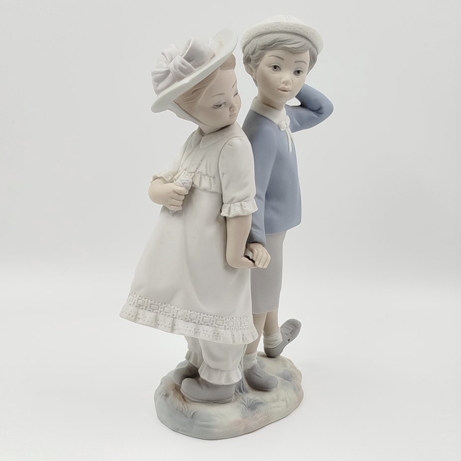 Статуэтка "Мальчик и девочка на прогулке", Lladro