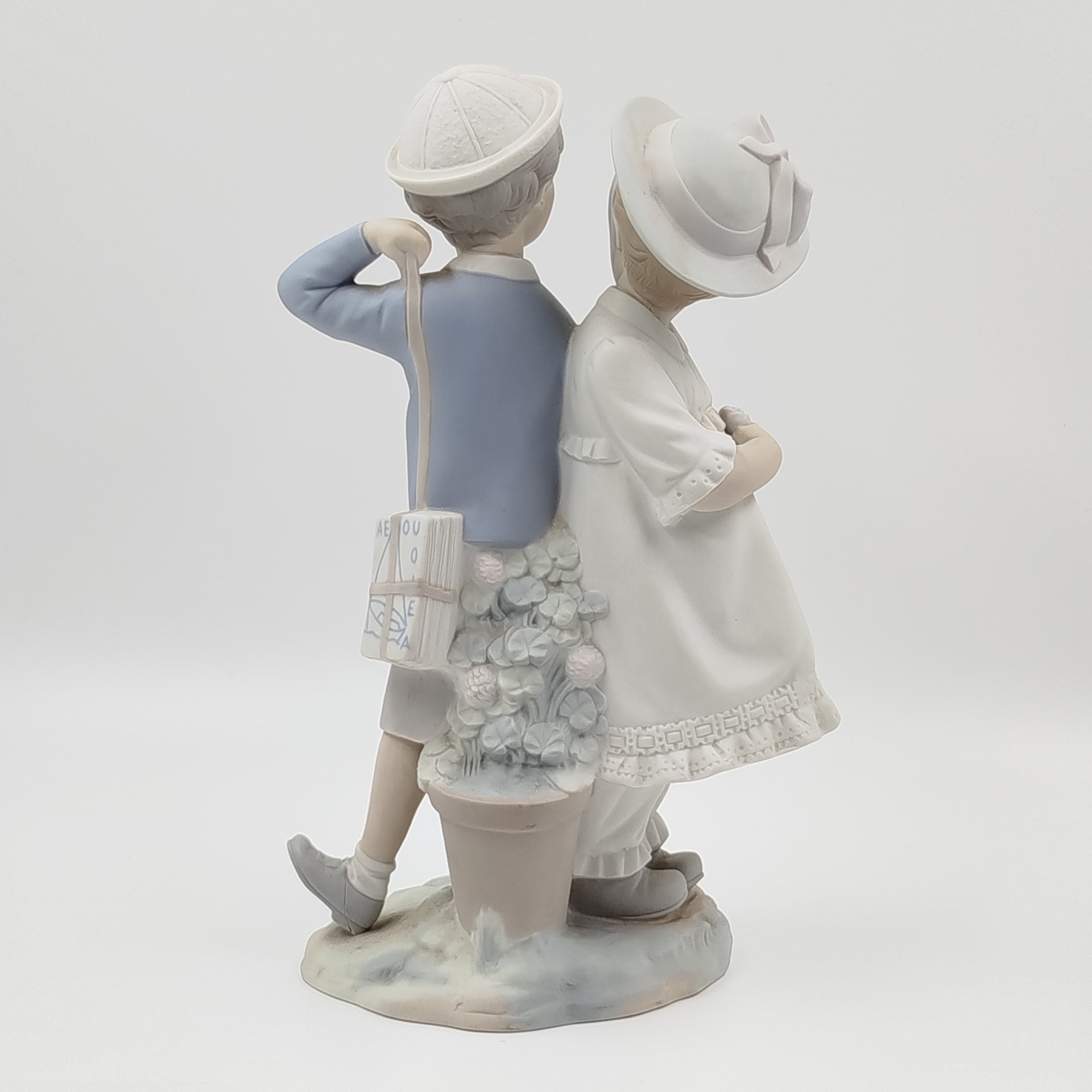 Статуэтка "Мальчик и девочка на прогулке", Lladro