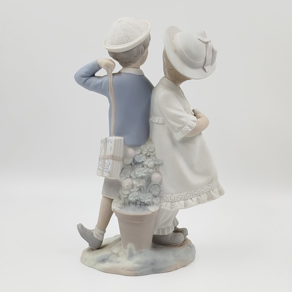 Статуэтка "Мальчик и девочка на прогулке", Lladro
