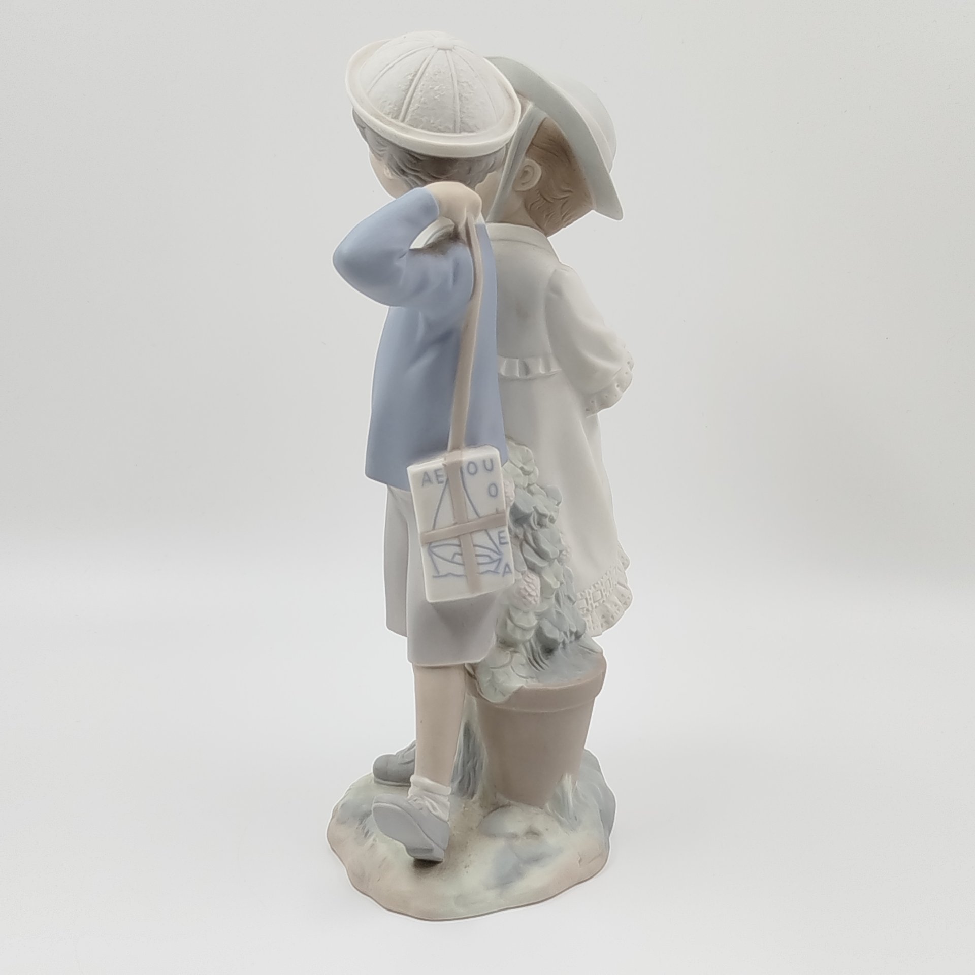Статуэтка "Мальчик и девочка на прогулке", Lladro