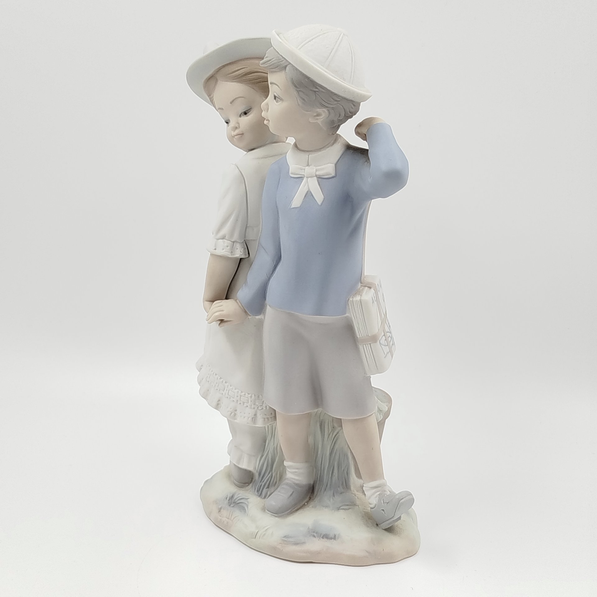 Статуэтка "Мальчик и девочка на прогулке", Lladro