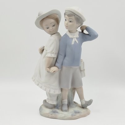 Статуэтка "Мальчик и девочка на прогулке", Lladro