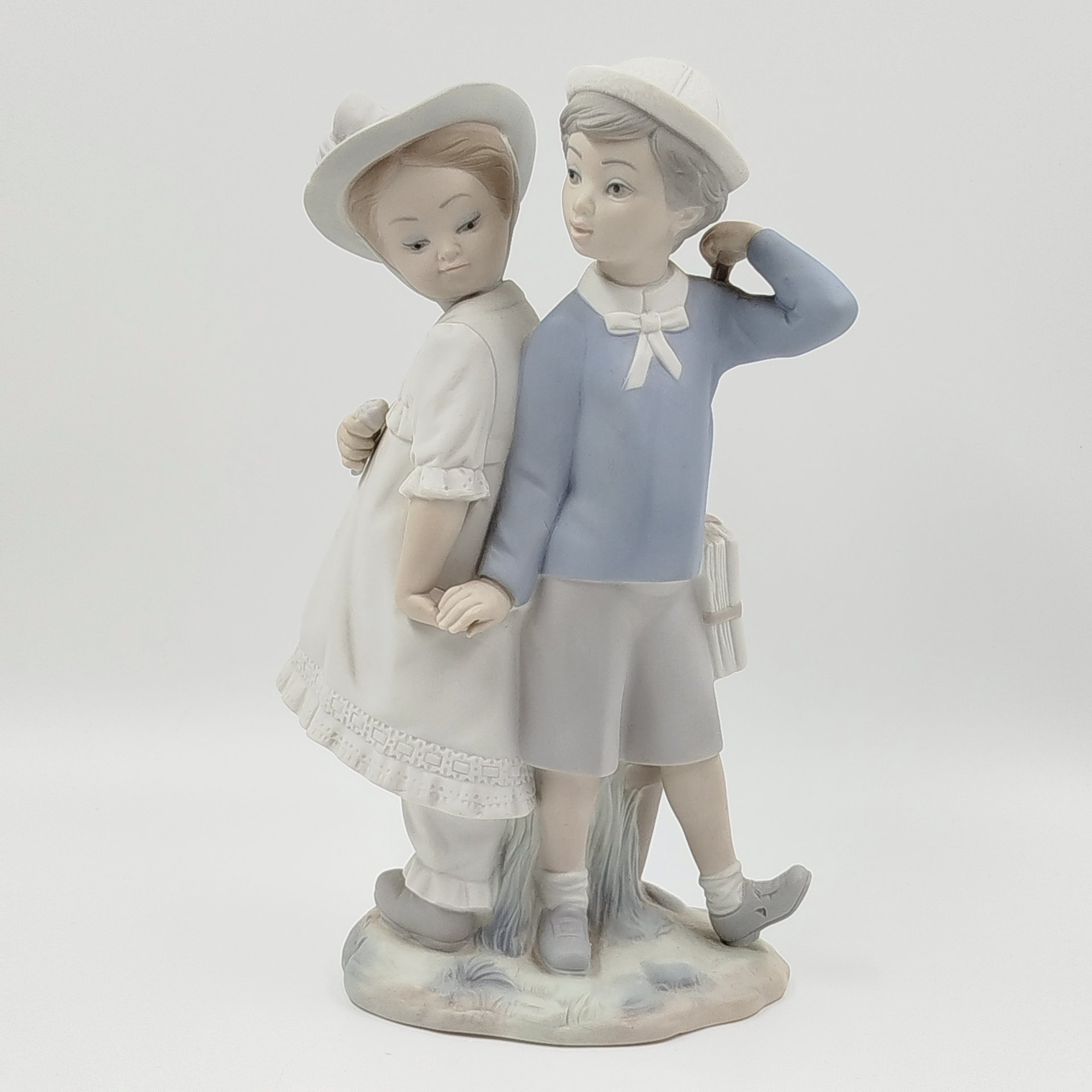 Статуэтка "Мальчик и девочка на прогулке", Lladro