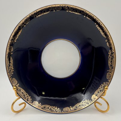 Сухарница "Золотой фриз", автор формы С. Е. Яковлева, автор рисунка К. Г. Косенкова