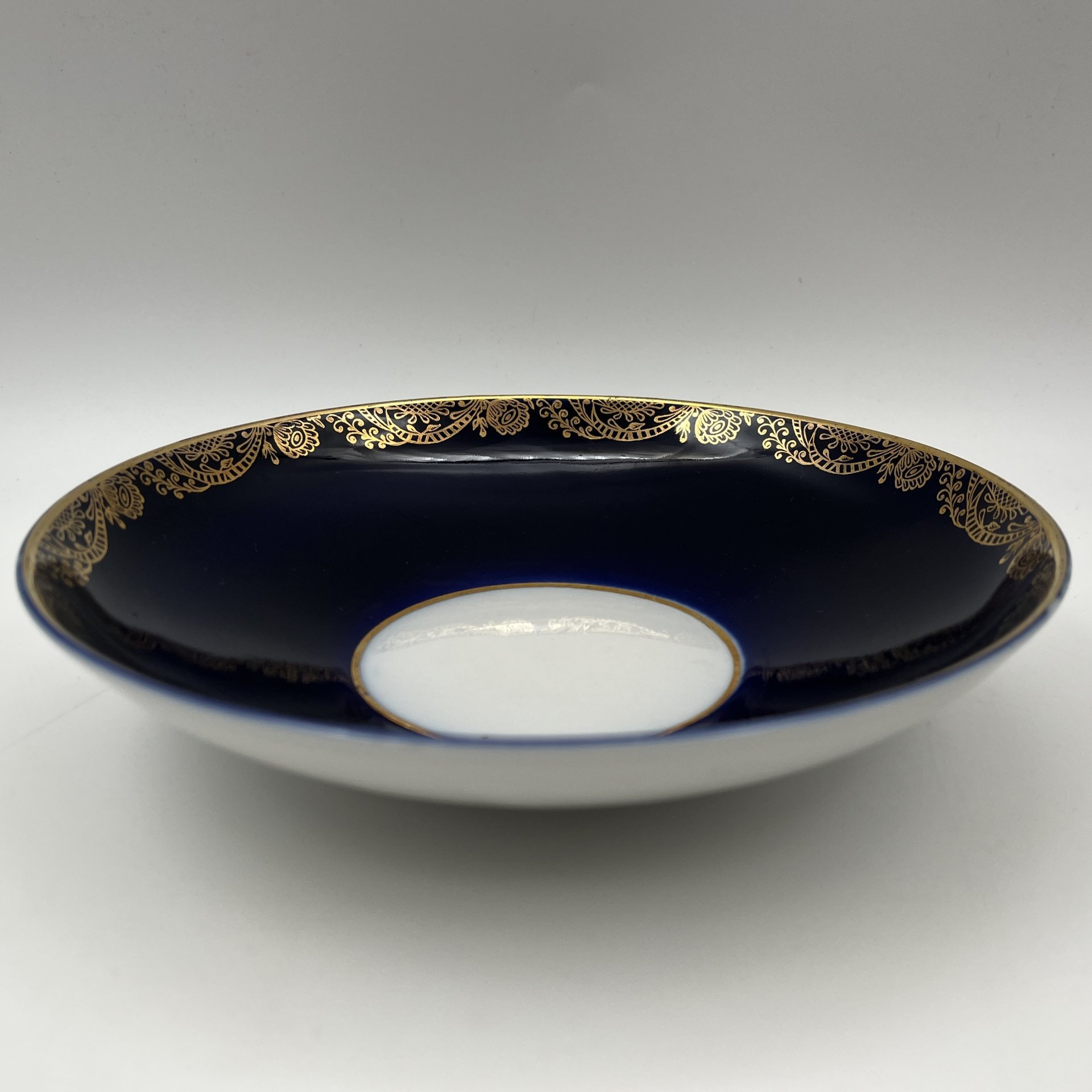 Сухарница "Золотой фриз", автор формы С. Е. Яковлева, автор рисунка К. Г. Косенкова