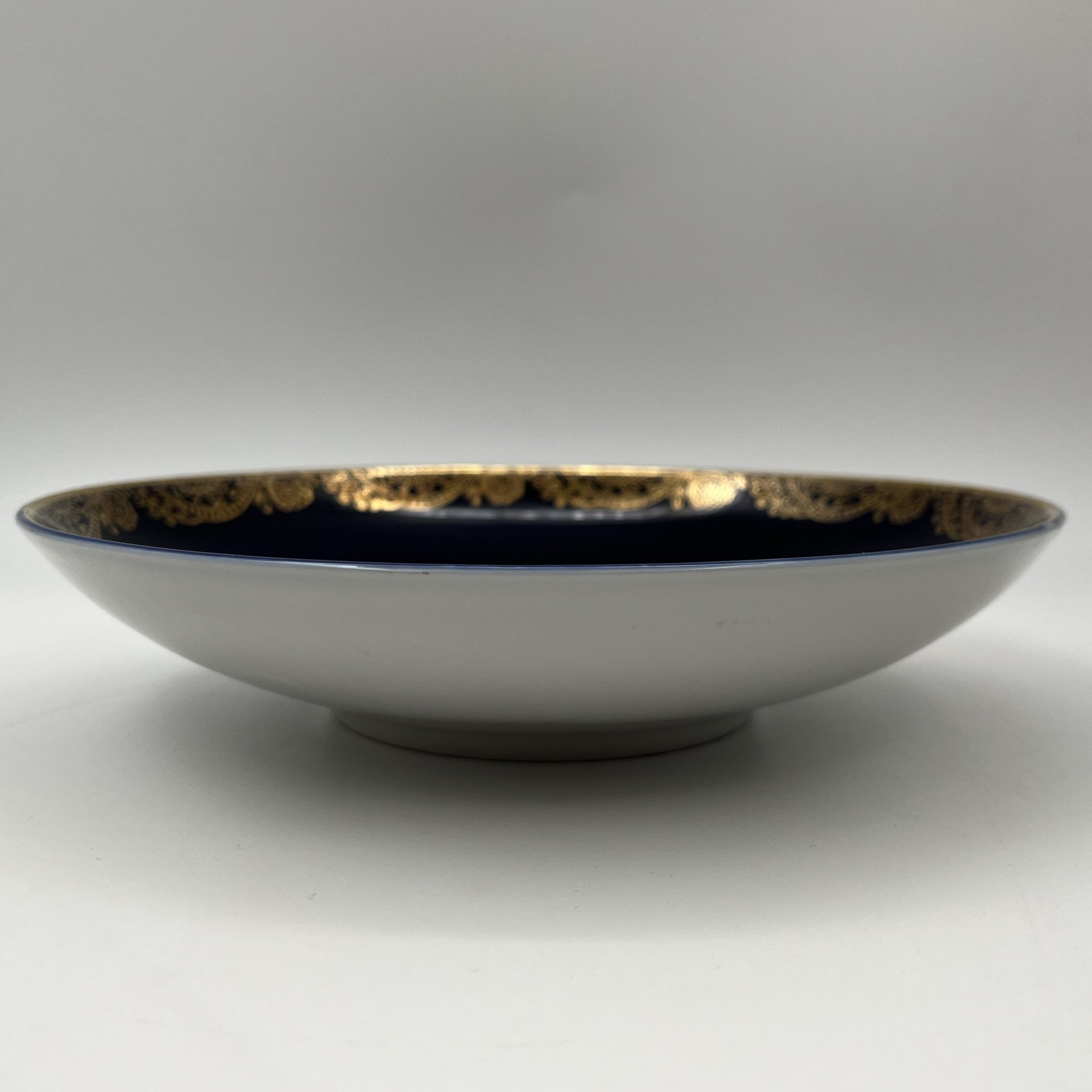 Сухарница "Золотой фриз", автор формы С. Е. Яковлева, автор рисунка К. Г. Косенкова