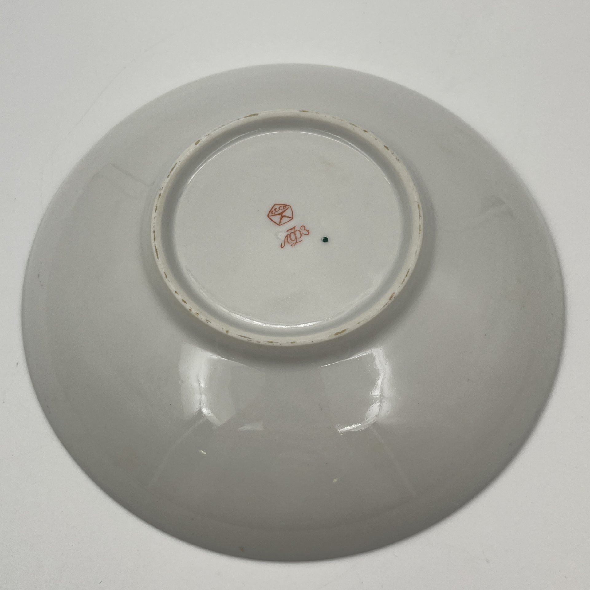 Сухарница "Золотой фриз", автор формы С. Е. Яковлева, автор рисунка К. Г. Косенкова