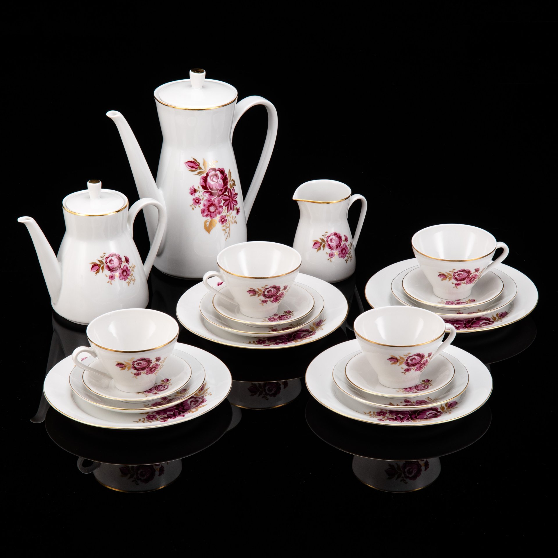 Сервиз чайно-кофейный c цветочным декором в пурпурной гамме на 4 персоны (19 предметов), фарфор, деколь, золочение, Freiberger Porzellan, ГДР, 1970-1990 гг.
