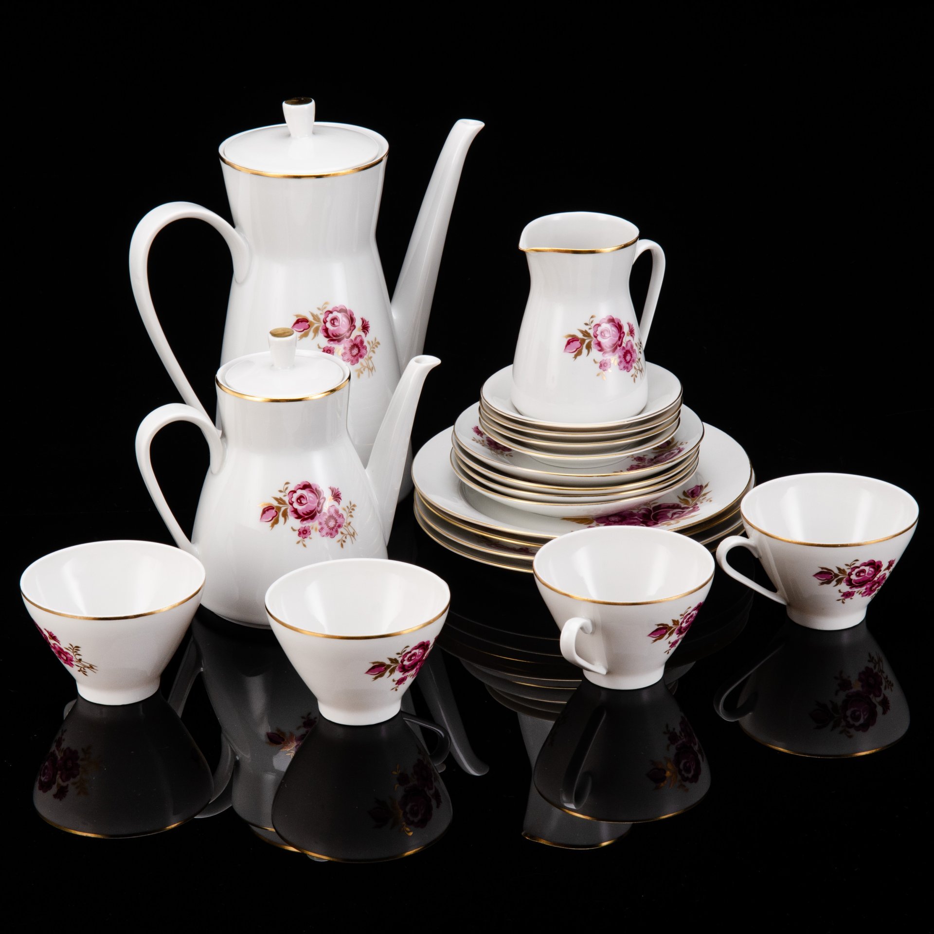 Сервиз чайно-кофейный c цветочным декором в пурпурной гамме на 4 персоны (19 предметов), фарфор, деколь, золочение, Freiberger Porzellan, ГДР, 1970-1990 гг.