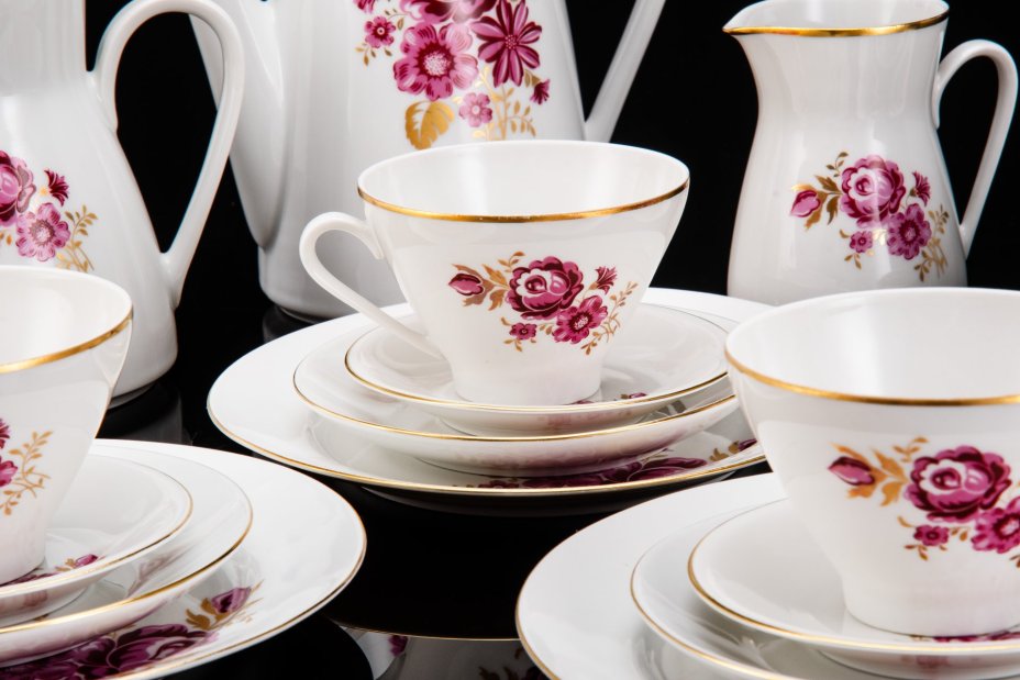 Сервиз чайно-кофейный c цветочным декором в пурпурной гамме на 4 персоны (19 предметов), фарфор, деколь, золочение, Freiberger Porzellan, ГДР, 1970-1990 гг.