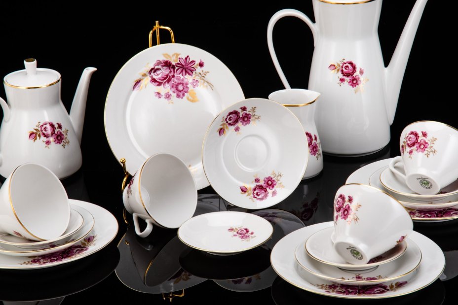 Сервиз чайно-кофейный c цветочным декором в пурпурной гамме на 4 персоны (19 предметов), фарфор, деколь, золочение, Freiberger Porzellan, ГДР, 1970-1990 гг.