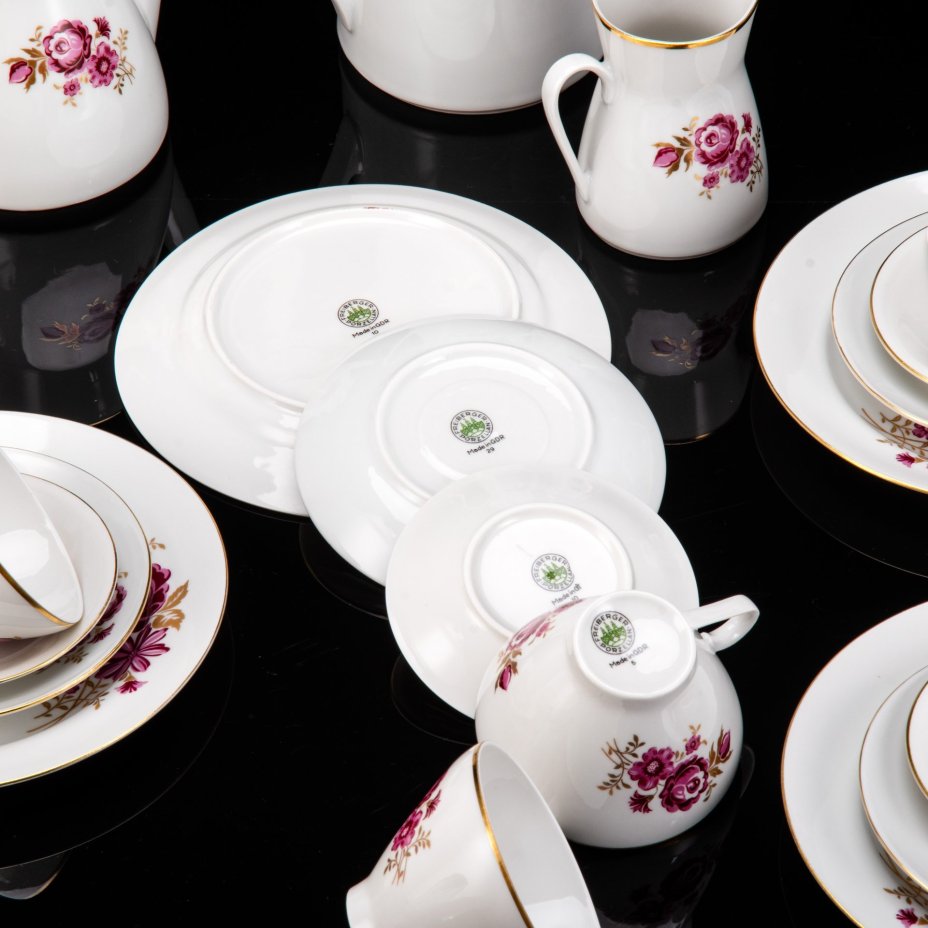 Сервиз чайно-кофейный c цветочным декором в пурпурной гамме на 4 персоны (19 предметов), фарфор, деколь, золочение, Freiberger Porzellan, ГДР, 1970-1990 гг.